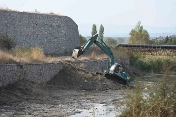 Soma Belediyesinden Bakırçay’da ıslah çalışması
