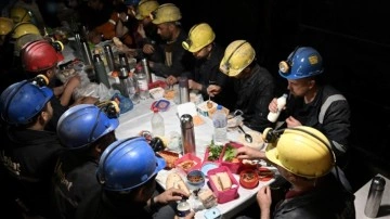 Somalı madencilerin iftar sofrası yerin metrelerce altında kuruluyor