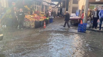 Sondaj sırasında boru patladı, yollar trafiğe kapatıldı
