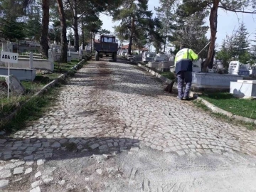 Sorgun Belediyesi mezarlıkta bayram temizliği yaptı
