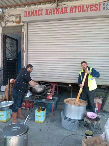 Sosyal medyadan tanışıp deprem bölgesine yardıma gittiler
