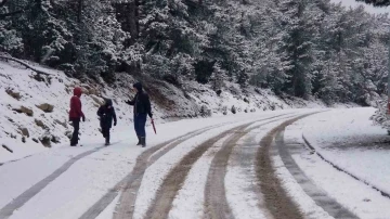 Spil Dağı’na mart ayında lapa lapa kar yağdı
