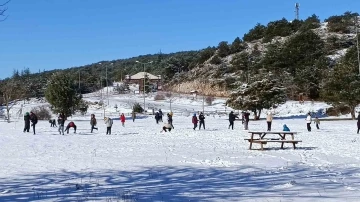 Spil’e kar yağdı, İzmirliler kar keyfi yaptı
