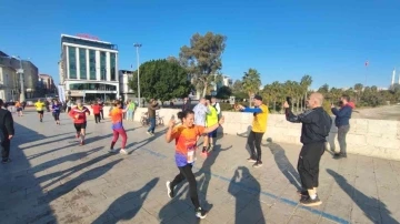 Sporcular koşuyu bırakıp davul zurna eşliğinde çiftetelli oynadı
