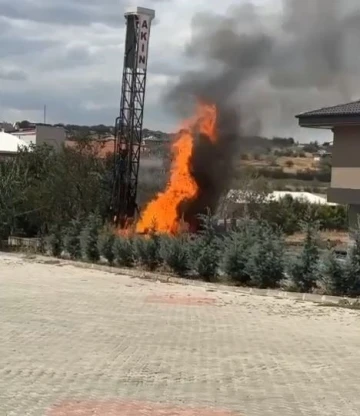 Su ararken gaz borusunu patlattılar: Alan alev alev yandı
