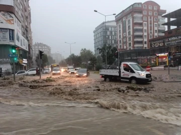 Su uzmanı profesörden ’sel’ değerlendirmesi: &quot;Kuraklık ve betonlaşma”
