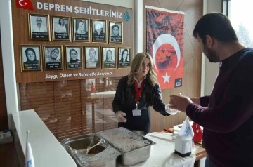 Sular Akademi Hastanesi depremde hayatını kaybedenlerin anısına helva ikramı yaptı
