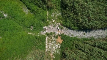 Suların çekildiği Terkos Gölü’nde ortaya çıkan tarihi yol havadan görüntülendi
