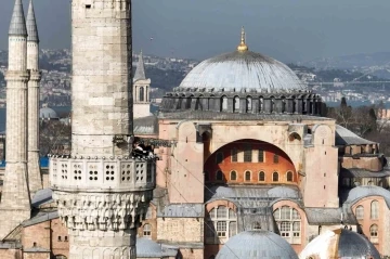 Sultanahmet Camii’nin mahyası asıldı: &quot;Hoş Geldin 11 Ayın Sultanı&quot;
