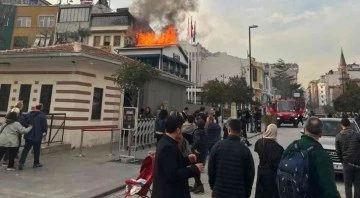 Sultanahmet’te korkutan yangın