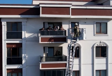 Sultangazi’de 15 katlı binada yangın çıktı, vatandaşlar mahur kaldı
