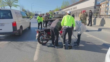 Sultangazi’de duvar ile trafik uyarı levhası arasına sıkışan motosikletli hayatını kaybetti