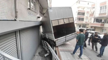 Sultangazi’de freni boşalan kamyonet binaya çarptı
