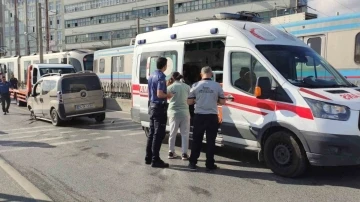 Sultangazi’de kontrolden çıkan araç tramvay hattının demir korkuluklarını yıktı
