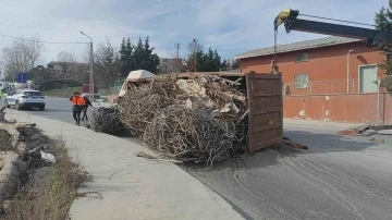 Sultangazi’de tır devrilerek yan yattı: Tonlarca ağırlıktaki hurda demir yola döküldü
