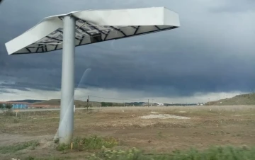 Sungurlu’da fırtına ağaçları devirdi, toteme zarar verdi
