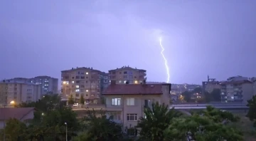 Sungurlu’da şimşekler gökyüzünü aydınlattı
