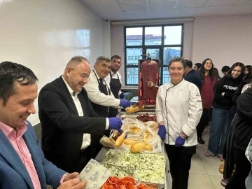 Sünnetci, öğrencilere döner ikram etti
