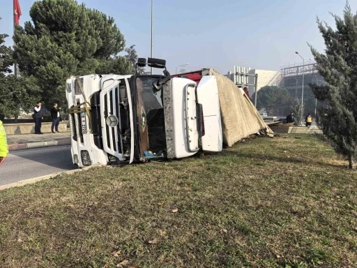 Bursa'da sunta yüklü TIR devrildi