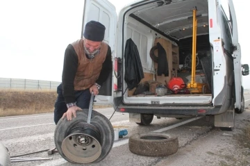 ‘Süpermen’ lastikçi yolda kalanların yardımına yetişiyor
