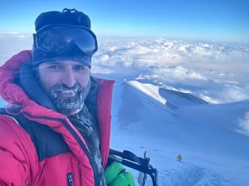 Süphan Dağı’na tırmanan dağcıların yüzü buz tuttu
