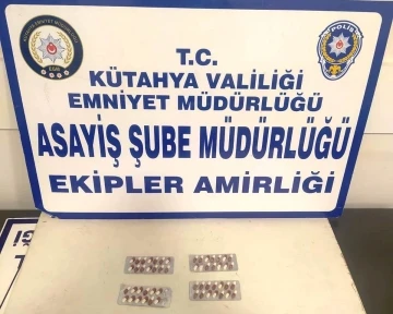 Şüpheli şahısların üzerinden uyuşturucu hap ele geçirildi
