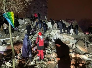 Bursa'dan deprem bölgesine giden ekipler 8 yaşındaki Fatma'yı kurtardı 