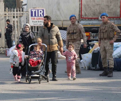 Suriyeliler Cilvegözü’nden ülkelerine dönmeye devam ediyor