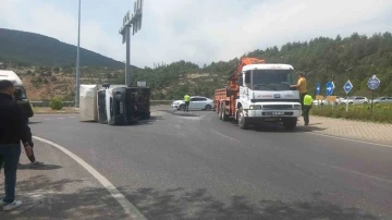 Sürücü virajı alamadı, yan yatan kamyonetteki 2 kişi yaralandı
