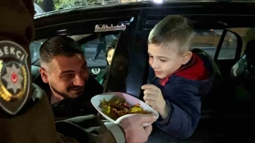 Sürücülere şeker ikramı yapan polise esnaftan baklava
