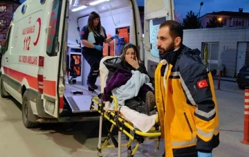 Bursa'da otomobil 2 yayaya çarptı; 1’i bebek 4 kişi yaralandı