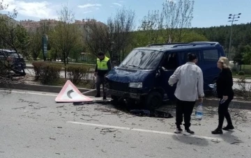 Sürücüsünün kontrolünü kaybettiği minibüs orta refüje çıktı
