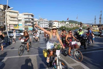 Süslü kadınlar Marmaris’te pedal çevirdi
