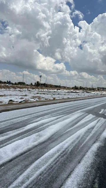 Suudi Arabistan’da dolu yağışı hayatı felç etti
