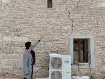 Tadilattaki Ulu Cami’nin duvarlarındaki çatlaklar Kahramanmaraş depreminden sonra genişledi
