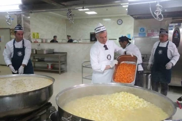 Tahmazoğlu vatandaşlar için kendi elleriyle yemek yaptı
