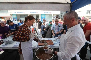 Tahmazoğlu, vatandaşlara aşure ikramında bulundu
