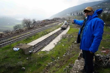 Tahrip olan tren istasyonu depremden 1 yıl sonra tekrar görüntülendi
