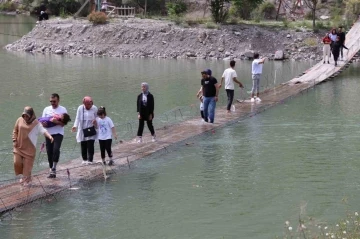 Tahta köprüden geçmek yürek ister
