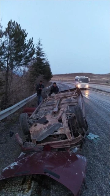 Takla atan otomobil hurdaya döndü: 2 yaralı
