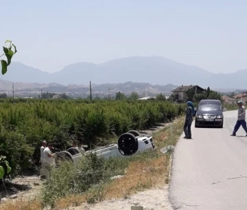 Takla atan otomobil şarampolde ters döndü: 2 yaralı
