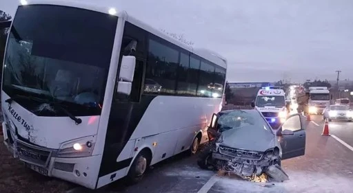 Takla atan otomobil servis midibüsüyle çarpıştı! Ölü ve yaralılar var