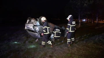 Takla atan otomobilden çıkarılan sürücü ambulansta şoka girdi
