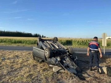 Takla atan otomobilden emniyet kemeri sayesinde yara almadan çıktı
