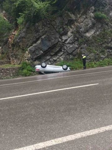 Takla atan otomobilden hafif yaralı çıktı
