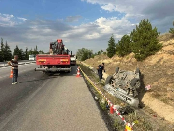 Takla atıp refüje devrilen otomobilde 2 kişi yaralandı
