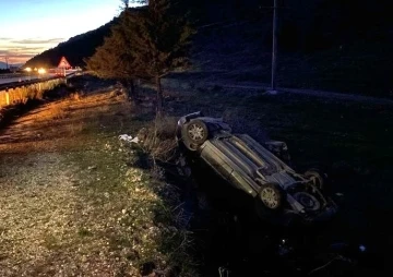 Takla atıp şarampole giren otomobilde 2 kişi yaralandı
