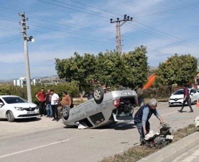 Takla atıp ters dönen otomobili sürücüler düzeltti
