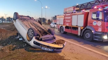 Taklalar atarak hurdaya dönen araçtan hafif yaralı kurtuldu
