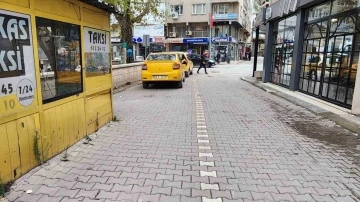 Taksiciyi kalbinden bıçakladı, cinayet aletini emanet bıraktı